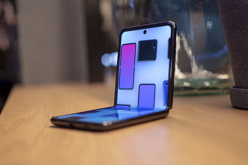 800px-Samsung_Galaxy_Z_Flip_fold.jpg